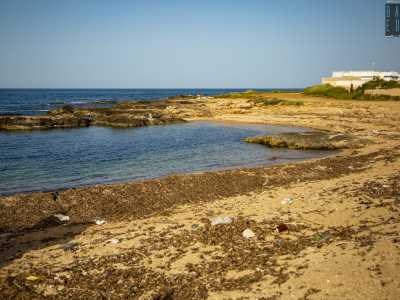 Un litorale che sfocia nel territorio di Mola e che viene preso letteralmente d�assalto durante l�estate da famiglie e comitive armate di tende, fornacelle, sdraio e ombrelloni